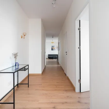 Ursus Spacious By Bookinghost *